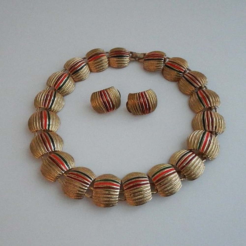 Gold Tone/Enamel Shell Style Linked Necklace Set - image 1